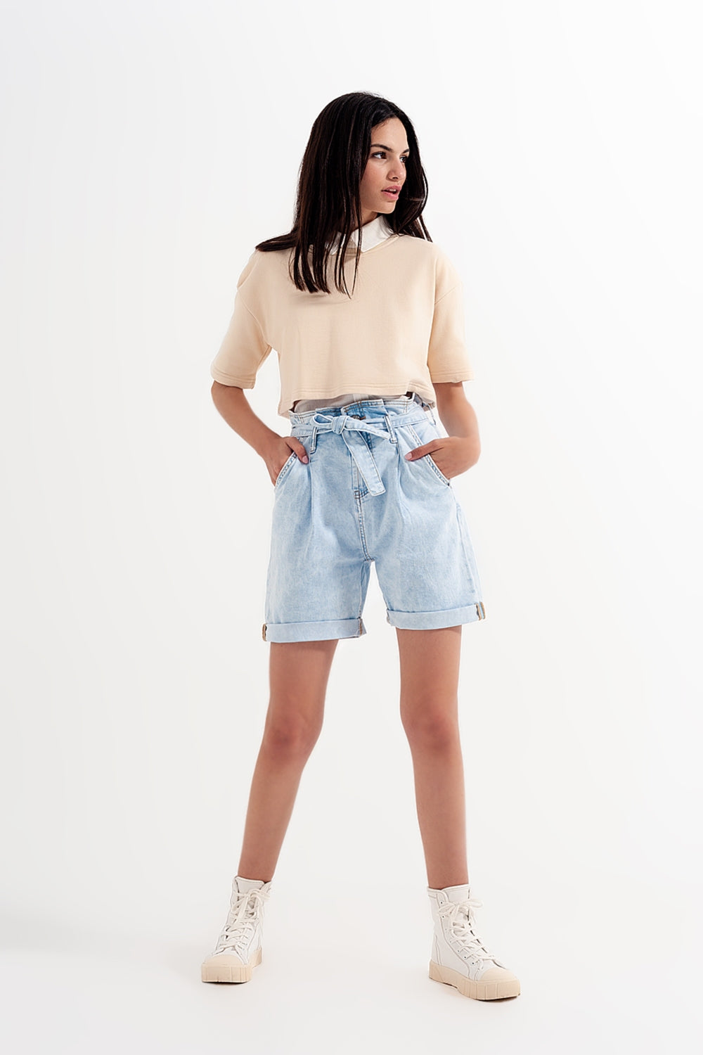 Denim shorts with light blue wash and waist tieJeans