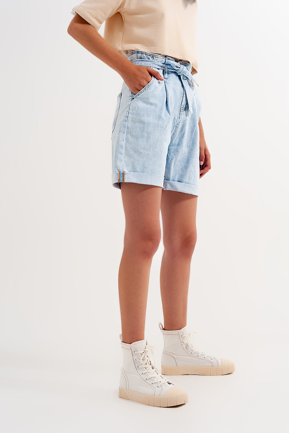 Denim shorts with light blue wash and waist tieJeans