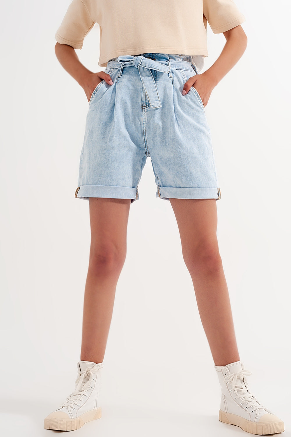 Denim shorts with light blue wash and waist tieJeans