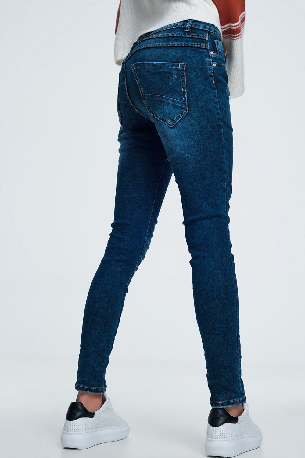 Blue jeans with button closureJeans