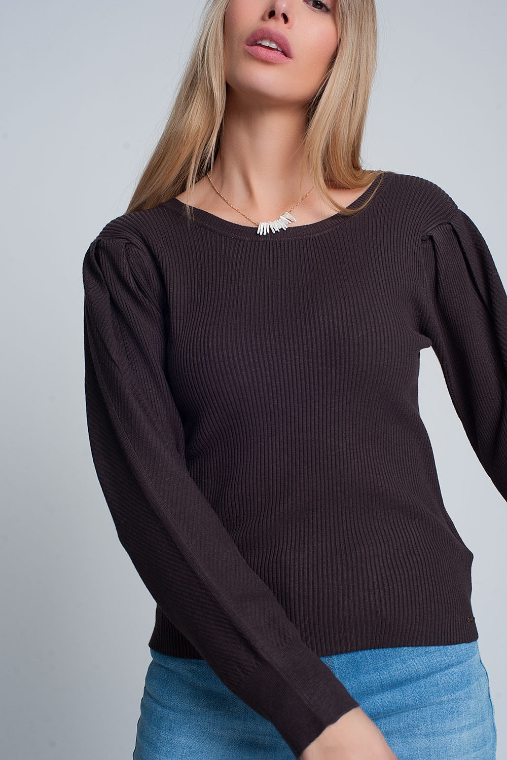 Q2 Brown sweater with long sleeves and shoulder ruffles