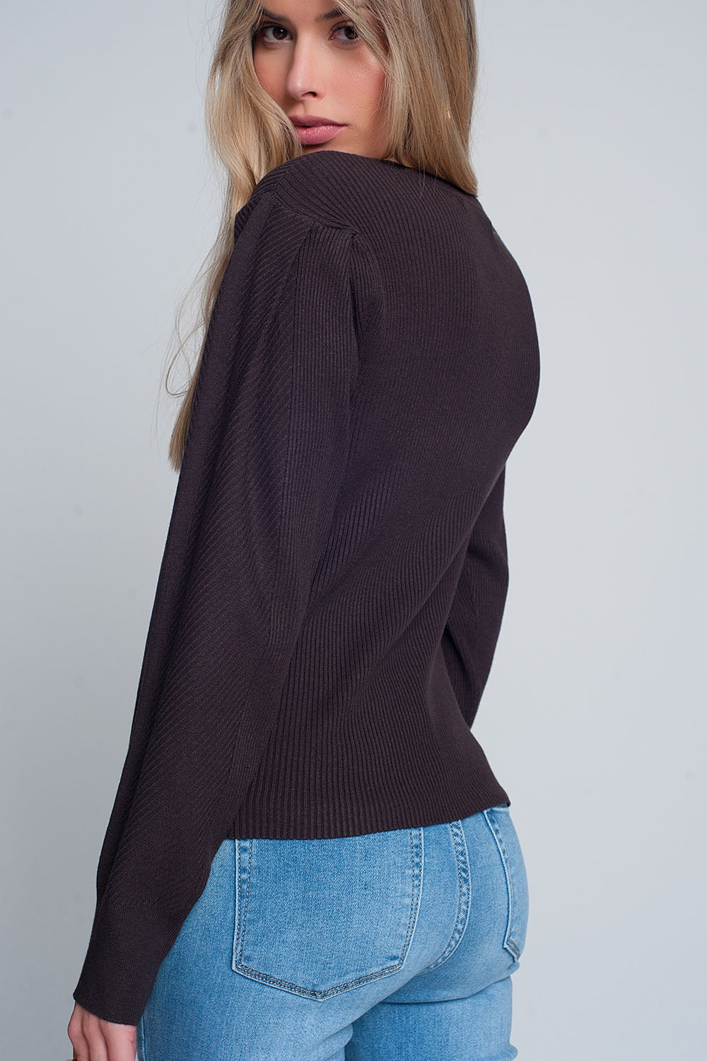 Brown sweater with long sleeves and shoulder rufflesSweaters