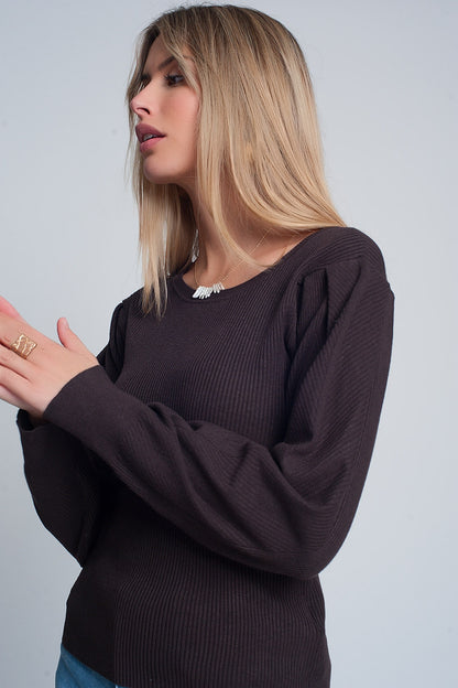 Brown sweater with long sleeves and shoulder rufflesSweaters