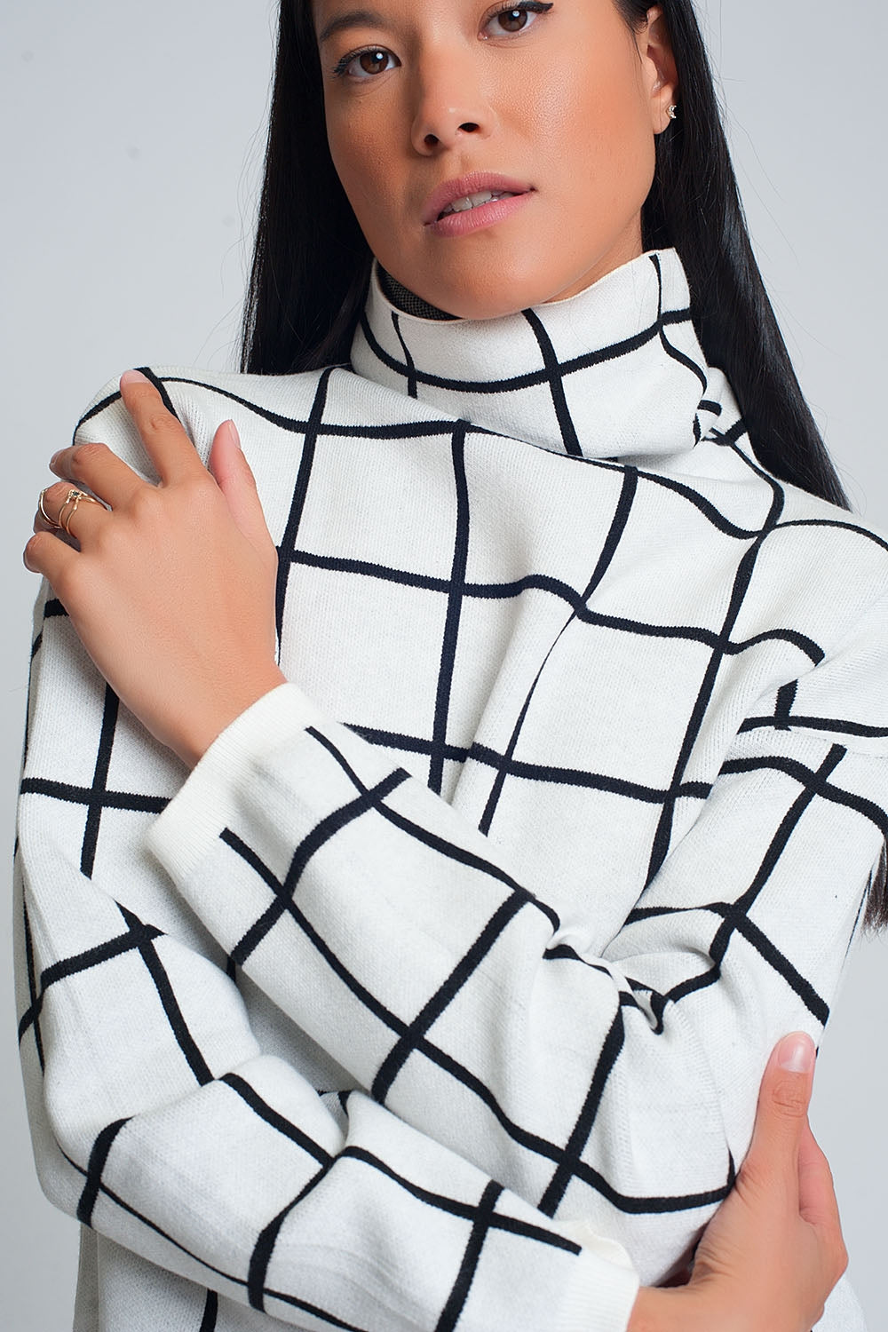 Q2 Checkered white turtleneck sweater