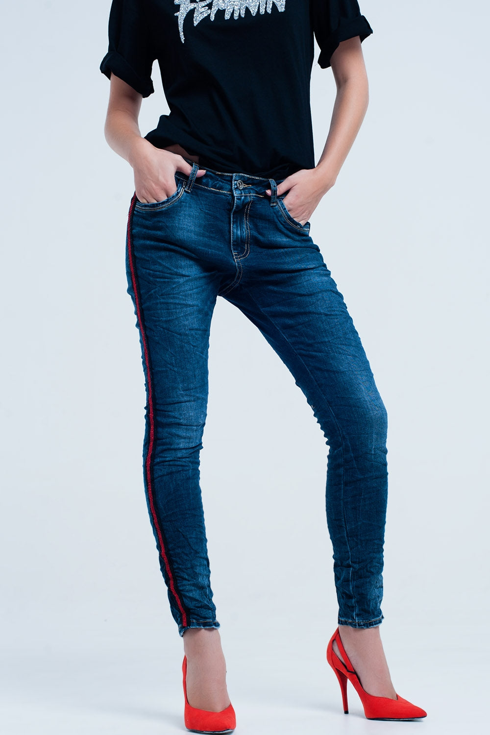 Dark blue boyfriend jeans with red sidebandJeans