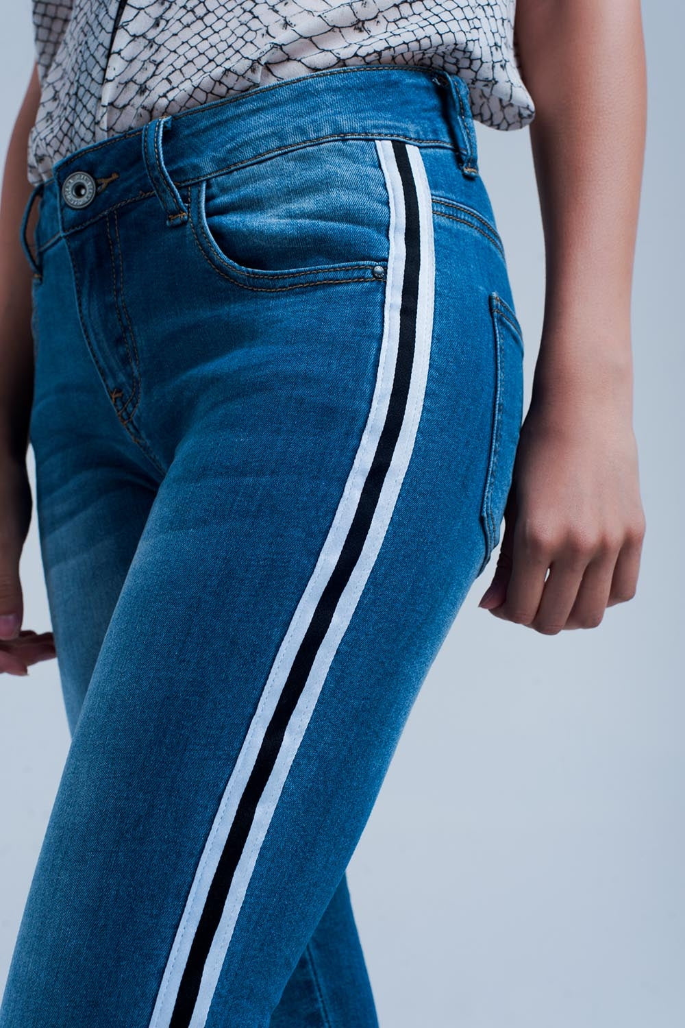 Denim jeans with crinkled legs and side stripeJeans