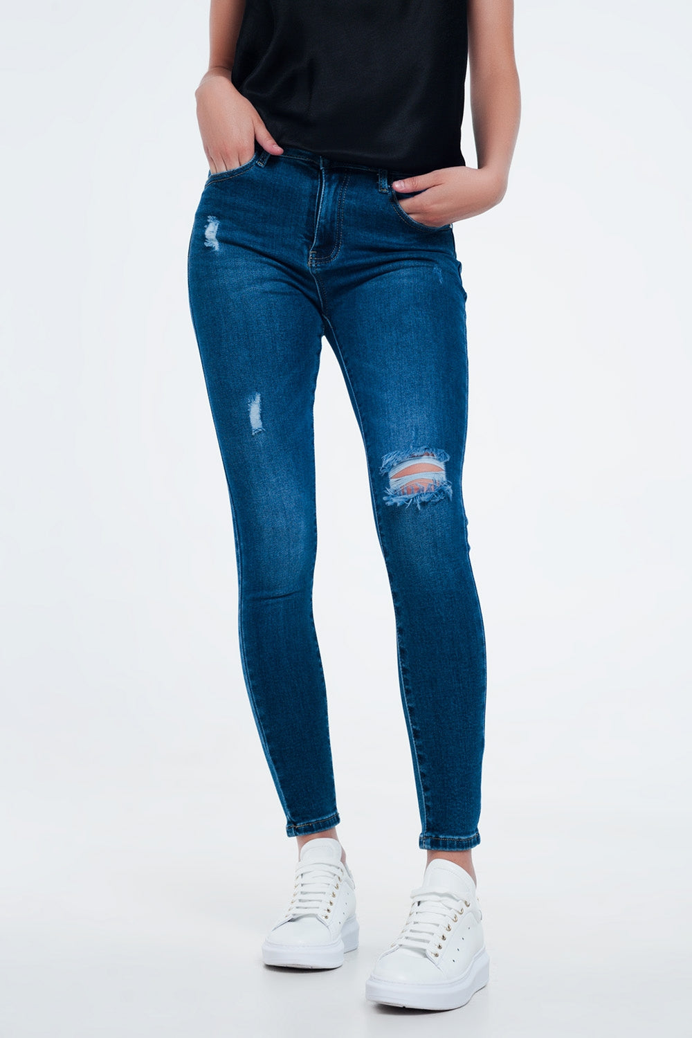 Q2 Distressed skinny fit jeans in mid wash