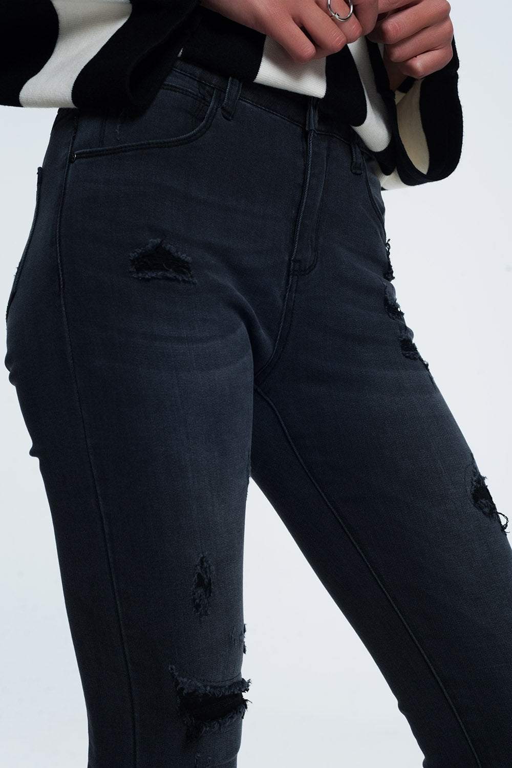Q2 Distressed skinny jeans in black