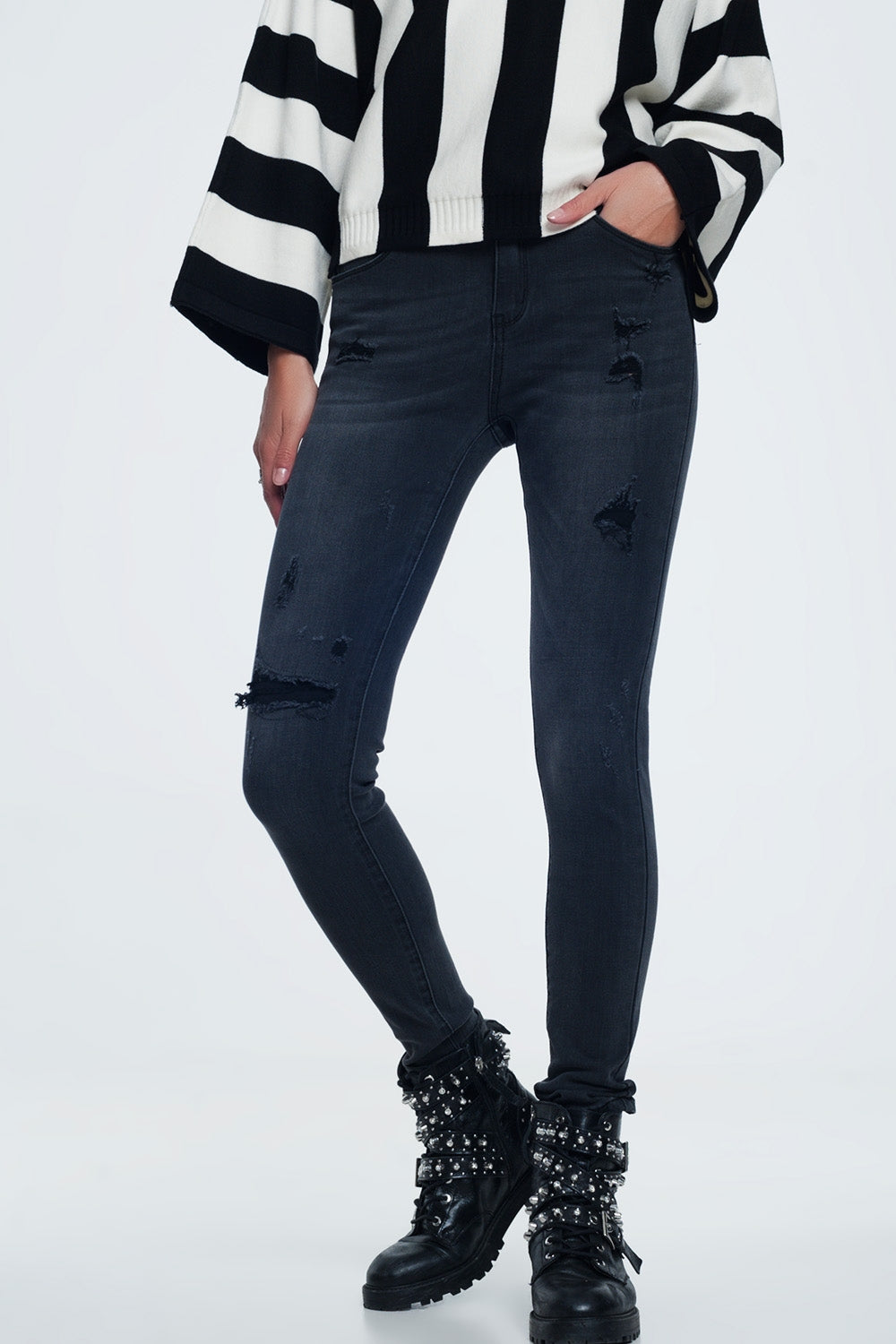Distressed skinny jeans in blackJeans
