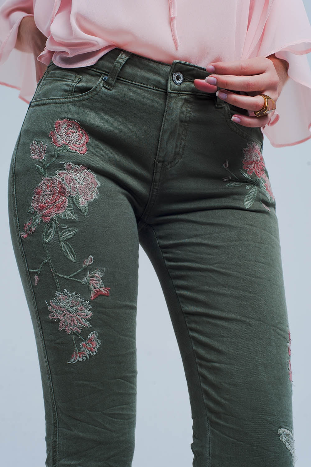 Q2-Khaki jeans with embroidered flower-Jeans