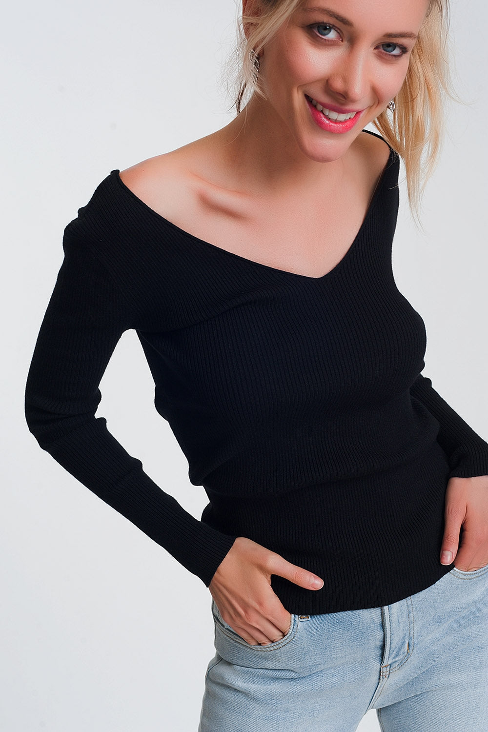 Knitted jumper in black with v backSweaters