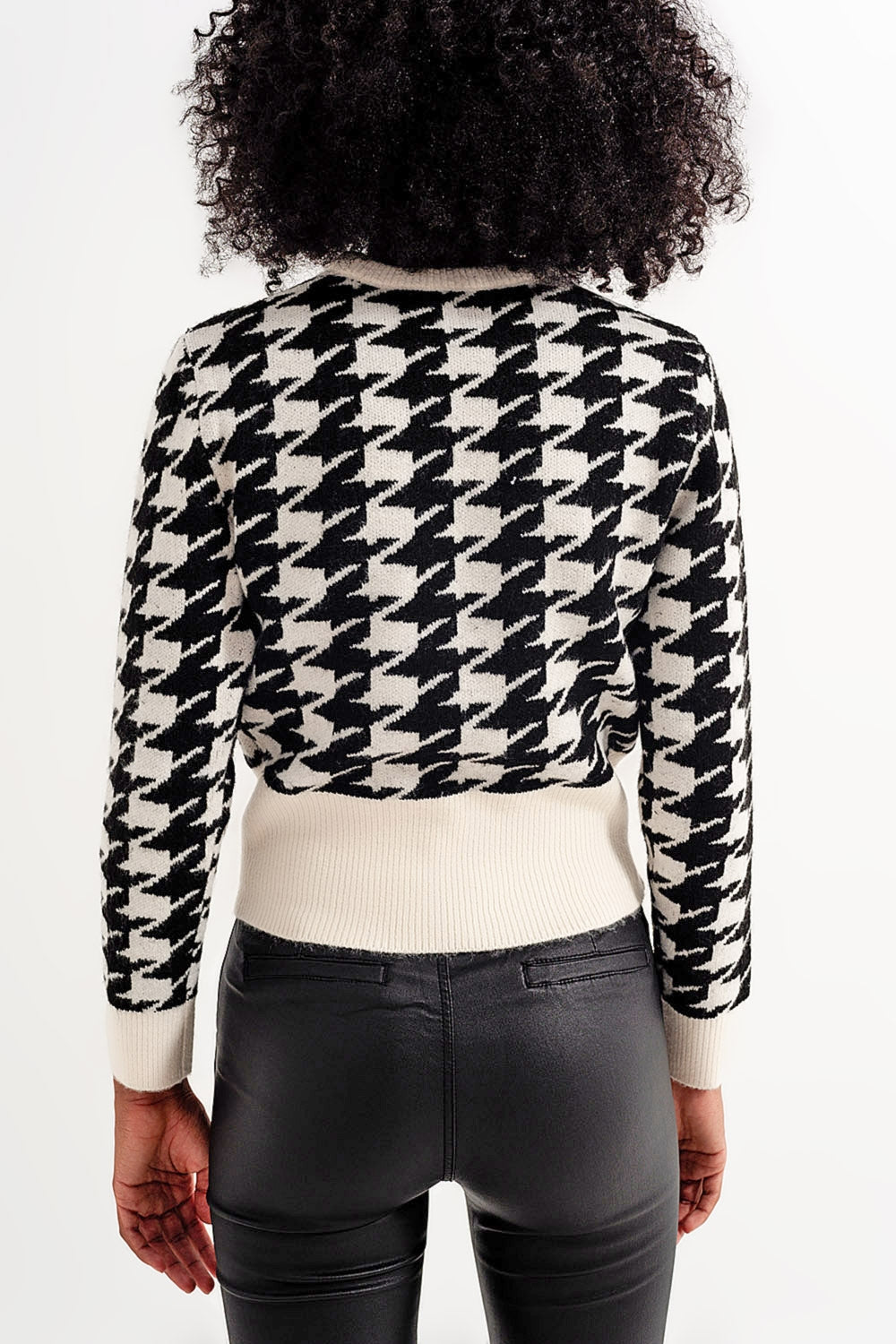 Knitted sweater with houndstooth pattern and long sleevesSweaters