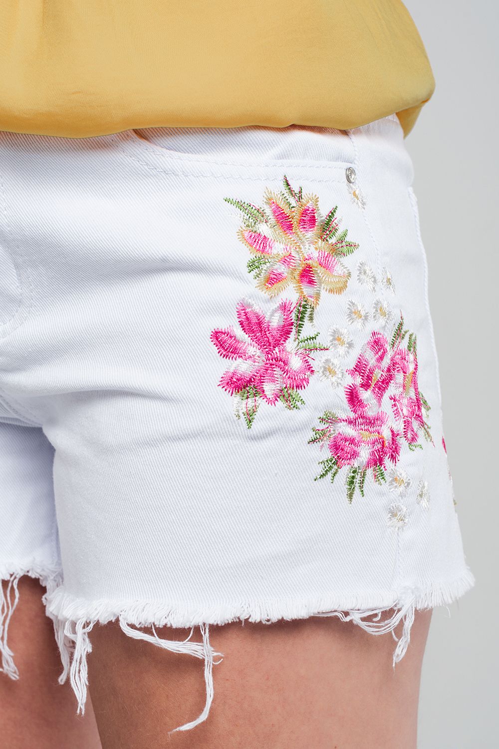 White denim shorts with embroidered flowersJeans