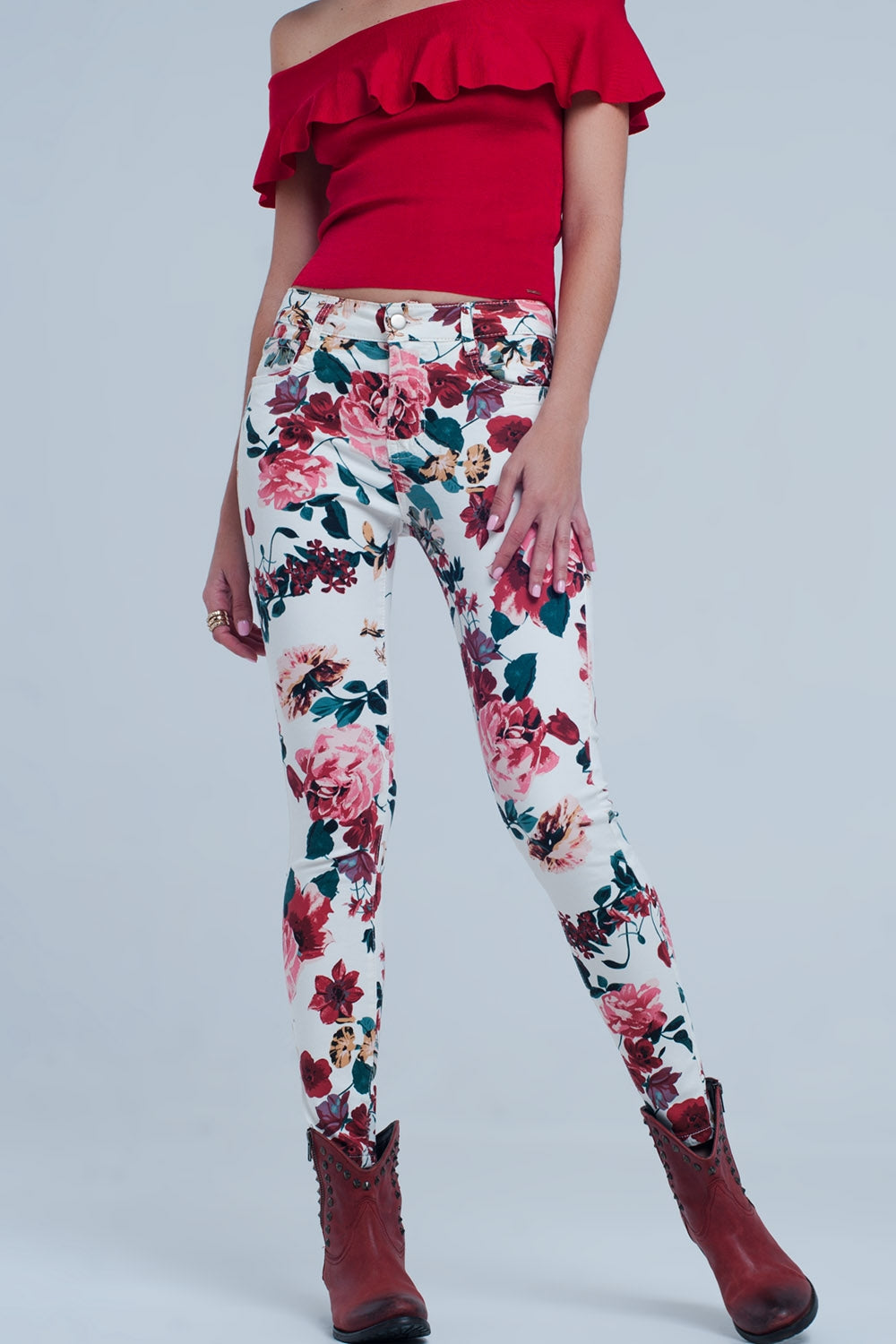 Q2 White jeans with roses print